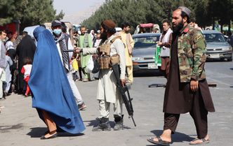 Afganistan. Masowe protesty przed bankiem w Kabulu. Ludzie nie mogą wypłacić pieniędzy