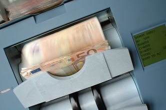 Kursy walut - 15.04.2022. Piątkowy kurs funta, euro, dolara i franka szwajcarskiego