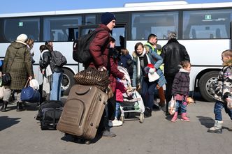Pomoc dla uchodźców z Ukrainy. Jakie świadczenia i ułatwienia w znalezieniu pracy przygotowali rządzący?