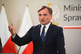 Sprzedał mieszkanie, zainwestował w dolary i kupił broń. Prześwietlamy oświadczenie Zbigniewa Ziobry