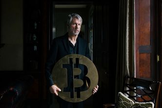 Bitcoin leci w dół, ale miliarder wciąż kupuje. Jego "inwestycja życia" wykazuje już... 1,3 miliarda dolarów straty