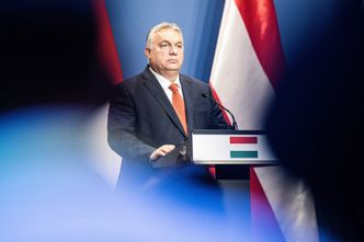 Ukłon i cios. Komisja Europejska nie odpuszcza Węgrom