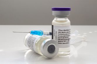 Szczepionki na COVID-19. Będzie trzecia dawka? Pfizer myśli nad wnioskiem