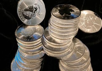Coraz więcej Polaków inwestuje w srebro. Wiadomo dlaczego