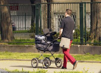 Urlopy rodzicielskie. PE przegłosował ustawę: dwa miesiące dla ojców