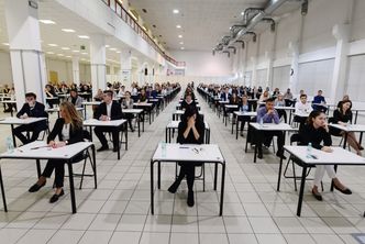Egzaminy zawodowe odwoływane jeden za drugim. "Tysiące osób żyją w zawieszeniu"