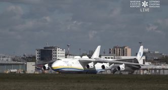 Antonow An-225 Mrija wylądował w Warszawie ze sprzętem medycznym. To największy samolot na świecie