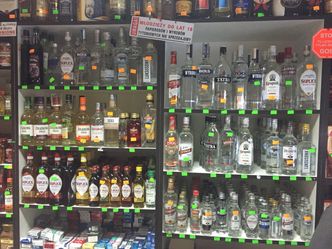 Nocna prohibicja w Krakowie. Niektóre sklepy nie chcą sprzedawać alkoholu nocą