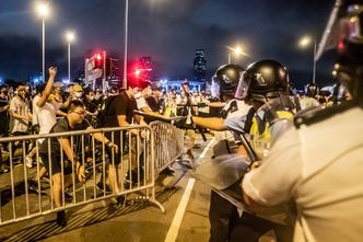 Zablokowany port lotniczy w Hongkongu. Protestujący domagają się zmian w kraju