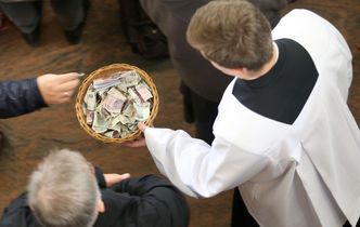 Czy księża płaca podatki? Owszem, ale ich wysokość może zaskakiwać