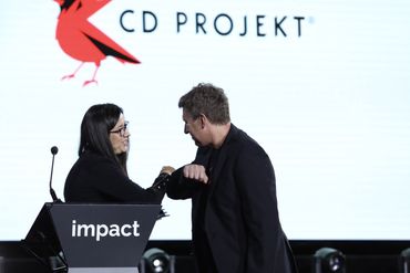 Prezes CD Projekt Adam Kiciński odbiera nagrodę 25-lecia WP z rąk Joanny Pawlak, prezes Wirtualna Polska Media .
