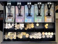 szuflada, kasa, polskie, sklep, banknoty, monety, drobne, grube, kasa fiskalna
