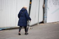 Na zdjęciu seniorka na ulicy