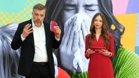 Adrian Zandberg i Agnieszka Dziemianowicz-Bąk podczas konwencji Lewicy "Mamy plan dla mam"