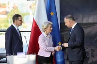 Wizyta przewodniczącej Komisji Europejskiej Ursuli von der Leyen w Konstancinie-Jeziornej. Szefowa KE podaje rękę Andrzejowi Dudzie, a patrzy na to Mateusz Morawiecki