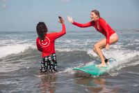 Na najwyższe stawki mogą liczyć instruktorzy surfingu, nurkowania lub żeglarstwa