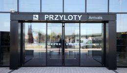 Lotnisko w Radomiu ma problemy już na starcie. Wyniki palą się na czerwono