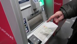 10 zł za wypłatę z bankomatu? Kolejne banki naliczają coraz wyższe opłaty