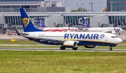 Ryanair wraca na Lotnisko Chopina i grozi palcem Modlinowi