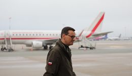 "Kluczowy bezpośredni kontakt z obywatelami". KPRM tłumaczy się z krótkich lotów premiera po kraju
