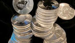 Coraz więcej Polaków inwestuje w srebro. Wiadomo dlaczego
