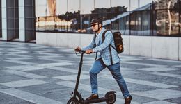 Jak jeździć bezpiecznie na elektrycznej hulajnodze?