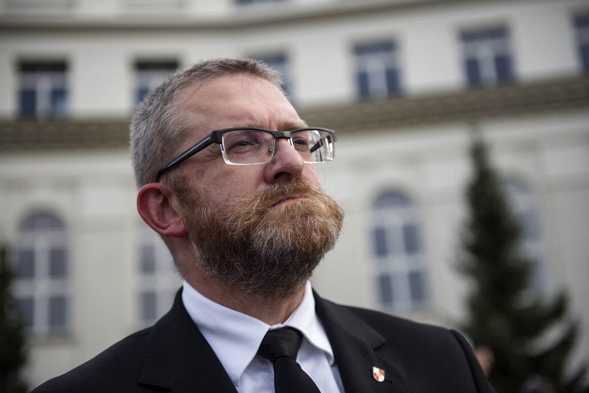 "Będziesz pan wisiał". Prokuratura podjęła decyzję w sprawie tych słów Grzegorza Brauna