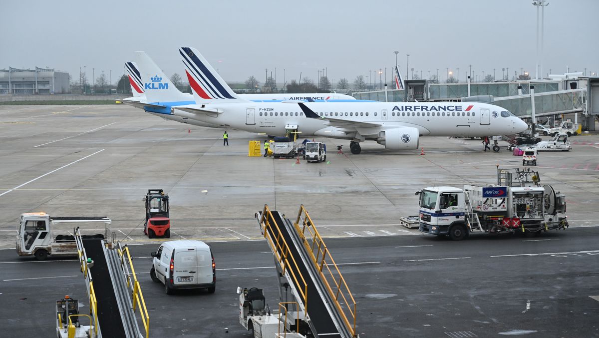 La France a interdit les vols court-courriers.  La première de ces décisions