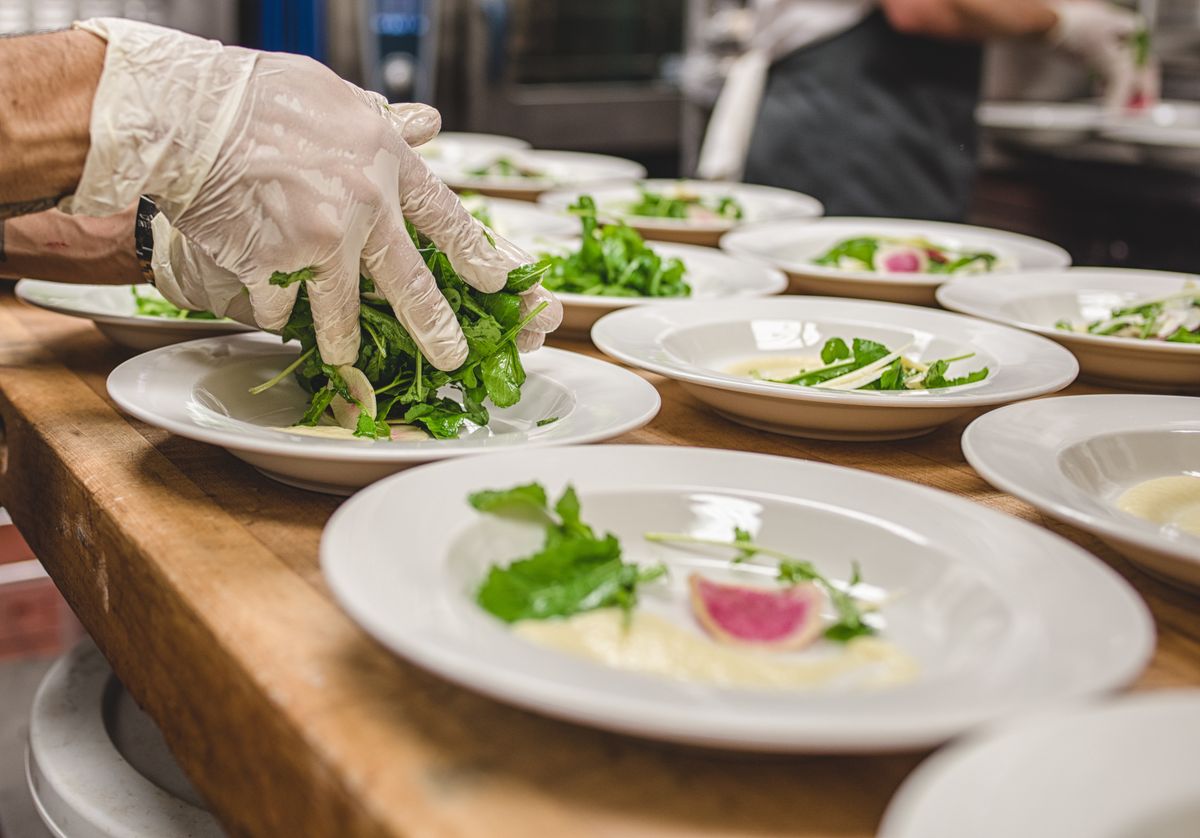 Otwarcie restauracji. Nareszcie zjesz jak człowiek! - Money.pl