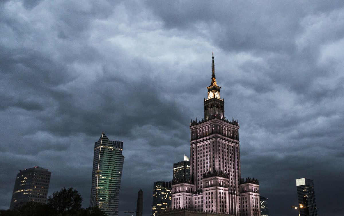 Nori întunecați pe o hartă economică a vremii.  Prognoze tulburătoare pentru economia poloneză pentru 2023