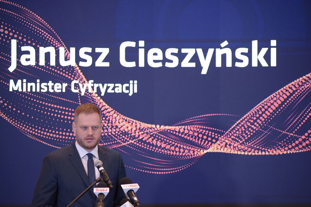 Bez przetargu. Janusz Cieszyński wskazał, kto obsłuży płatności mObywatela