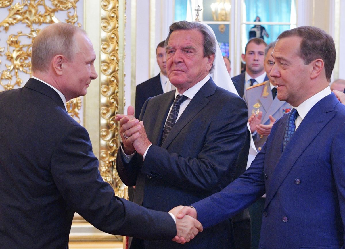 I pubblici ministeri accusano l’ex cancelliere Gerhard Schroeder, amico di Putin