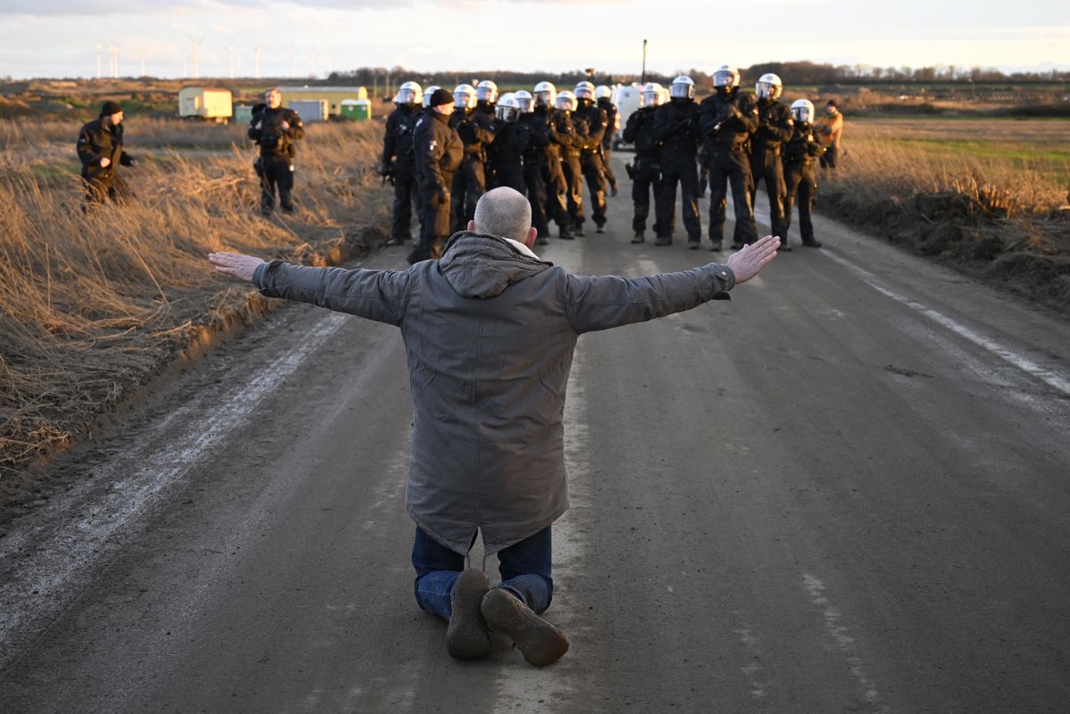 Sie wollen das Dorf abreißen und eine Mine anlegen.  Deutsche Aktivisten protestieren, Polizei kann eingreifen