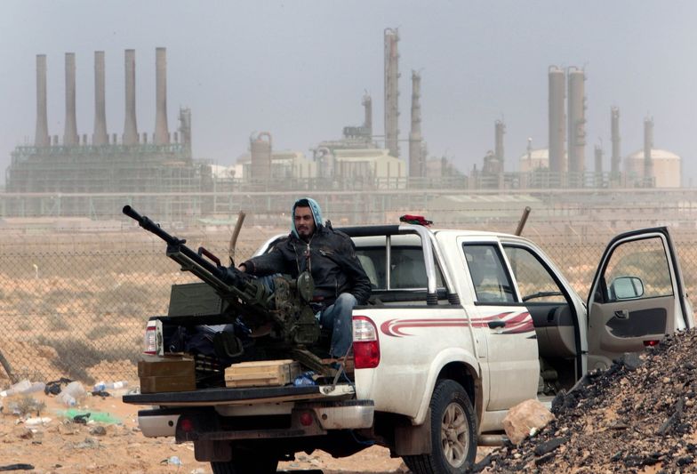 Libia podbija ceny ropy. Bojówki zablokowały największe pole naftowe w tym kraju
