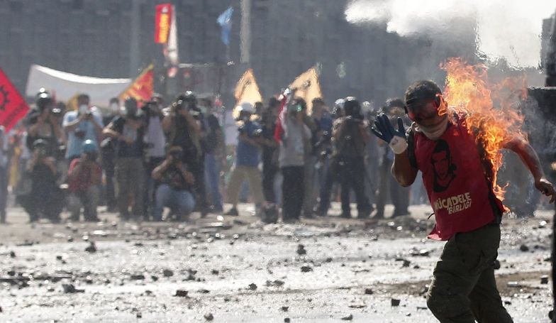 Zamieszki w Turcji. Policja walczy z tłumem na placu Taksim