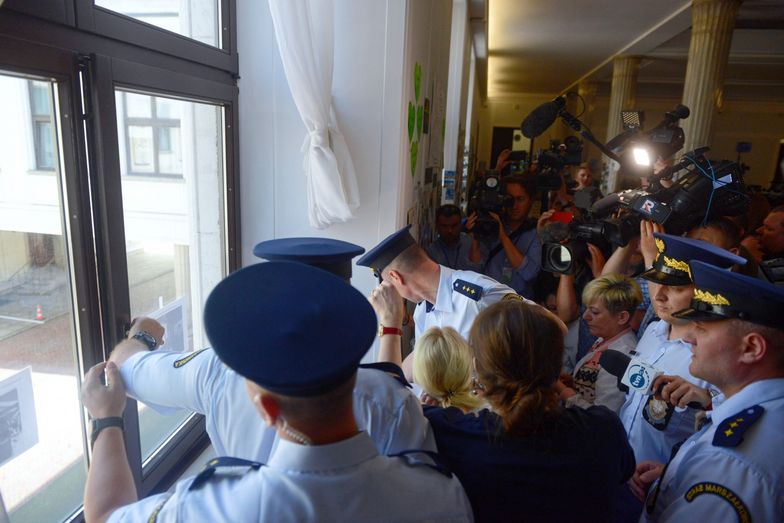 Warszawa, 24.05.2018. Straż marszałkowska w akcji podczas protestu rodziców niepełnosprawnych.