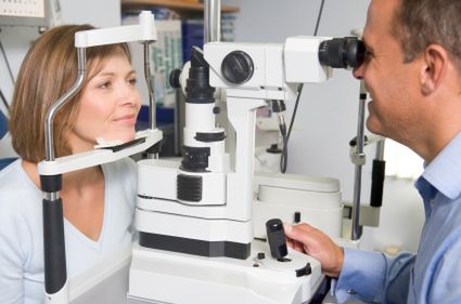 Podczas badań okresowych lekarz bada między innymi wzrok pracownika