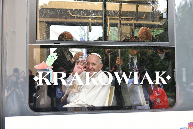 Papież Franciszek w tramwaju "Krakowiak" podczas Światowych Dni Młodzieży w lipcu 2016 r.