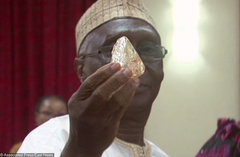 minister rządu Sierra Leone trzyma w ręku znaleziony diament