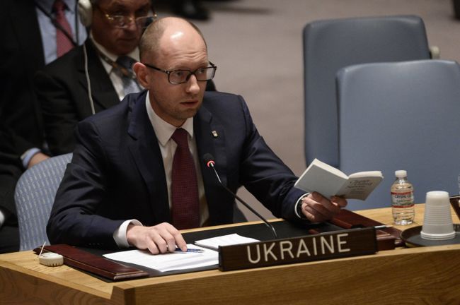 Jaceniuk obiecuje zmiany w kierunku decentralizacji