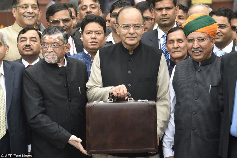 Arun Jaitley ze współpracownikami i najważniejsza w kraju teczka ze skóry.