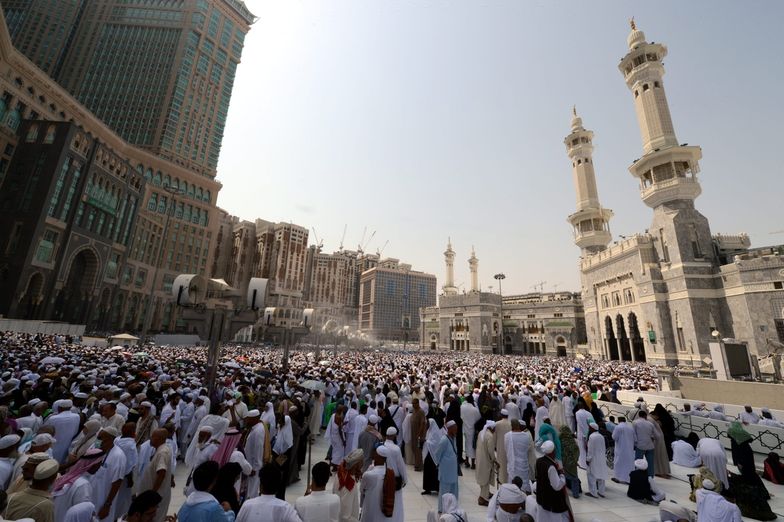 Pielgrzymka muzułmanów do Mekki. Tłumy wiernych zbliżają się do miasta