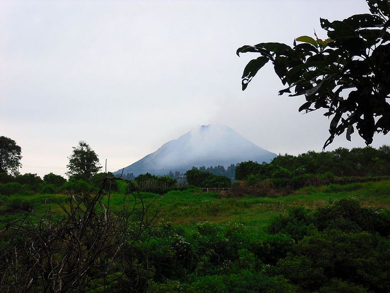 Erupcja wulkanu w Indonezji wywołała panikę