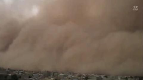 Burze piaskowe pogrążyły Teheran w ciemności, 4 osoby ofiarami wiatru