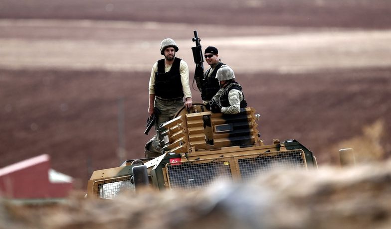 Tureccy żołnierze na wzgórzach przy granicy z Syrią.