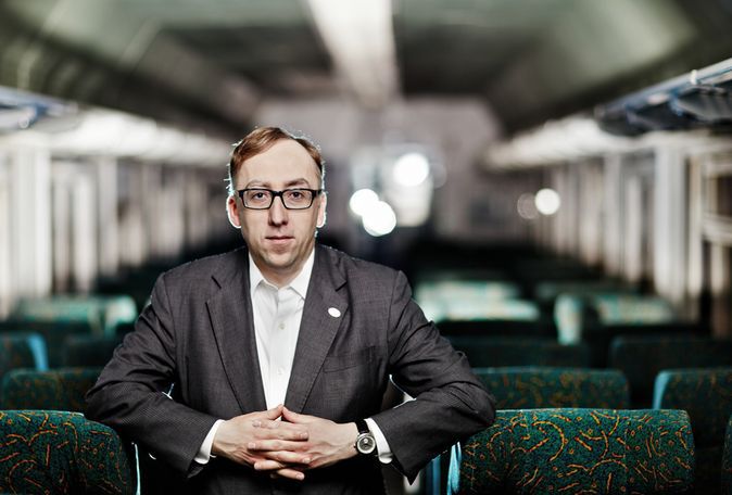 Jakub Karnowski przyznaje, że jeździ pociągami i sprawdza <br> postęp prac na kolei
