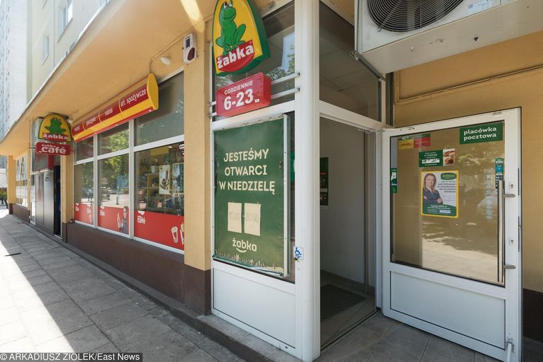 Poszczególne sklepy Żabki reklamują się hasłem, że są otwarte w niedziele