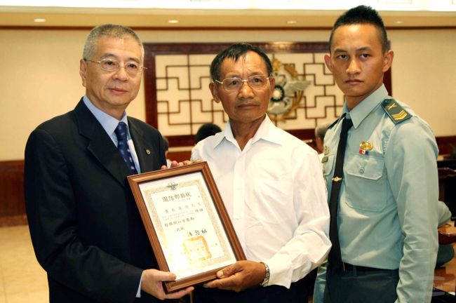 Andrew Yang (pierwszy z lewej)