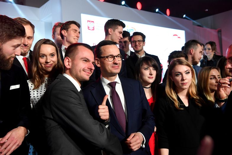 Premier Mateusz Morawiecki w towarzystwie studentów podczas gali programu stypendialnego "100 na 100"