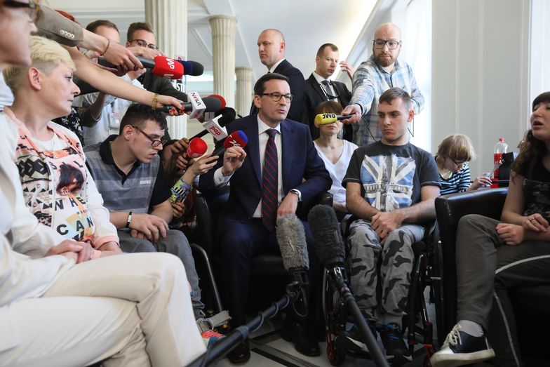 Premier spotkał się z protestującymi w Sejmie niepełnosprawnymi i ich rodzicami.